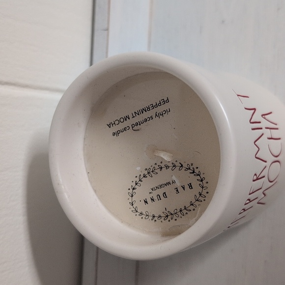 RAE DUNN PEPPERMINT MOCHA CANDLE - Picture 4 of 4